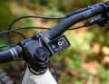 Das Bafang-Display sitzt gut geschützt hinter dem Lenker und zeigt viele Funktionen an. Die Unterstützungsstufen werden farblich dargestellt.