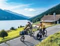Grüne Wiesen, blauer Himmel, klares Wasser: Der Weg am Reschensee entlang kommt einem Naturschauspiel gleich. In Südtirol warten nicht nur tolle Radwege, sondern auch jede Menge kulinarischer Freuden.