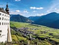 Auf der Abfahrt nach Schleis liegt das Kloster Marienberg aus dem 12. Jahrhundert. Der Ausblick von dort auf die Landschaft lohnt sich.