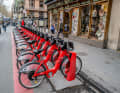 Knallrotes Bicycle: Die auffälligen Leihräder der Stadt sind den Einheimischen vorenthalten.