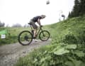Furunkel können extrem schmerzhaft sein und langes Sitzen im Sattel eines Mountainbikes zur Qual machen.