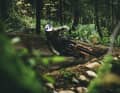 Seine Ausfahrt auf seinem Santa Cruz 5010 erinnert etwas an ein altes Video mit Downhill-Ikone Steve Peat.