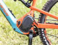 Rocky Mountain Dyname 4.0: Mit fast 700 Watt und 108 Newtonmetern (Werksangabe) ist der Rocky das Kraftpaket im Feld. Die volle Leistung setzt er in seiner aktuellsten Version schon bei recht geringem Fahrer-Input frei - das war beim Vorgänger noch anders. Das Tretgefühl ist rau, dafür klappert bergab nichts. Bei Vollgas wird der Motor schnell heiß und regelt ab. Mit 3,2 Kilo schwer. Foto: Josh Welz