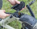 Simplon: Die Slide-in-Kons­truktion am Simplon spart Gewicht, und das ist bei den Bosch-Powertubes nicht ganz unerheblich. Allerdings ist die Entnahme umständlich: Bolzen entfernen, Verkabelung lösen und dann das Bike wieder kippen, damit die Batterie nach unten herausrutscht.