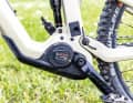 Bosch Performance Line CX Smart: Hohe Leistung bei vertretbarem  Gewicht. Modulation und spezielle Features wie der verlängerte Nachlauf im Emtb-Modus machen ihn zur Messlatte in fiesen Uphills. Alle U-Stufen lassen sich per App feineinstellen. Aber: Der Bosch ist nicht ganz leise, und die Akkus sind recht schwer.