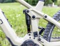 Bei der Bergab-Performance könnte man sich am Simplon eigentlich einen Dämpfer mit Ausgleichsbehälter wünschen. Immerhin: So bleibt viel Platz im Rahmen für die Trinkflasche, den optionalen Range-Extender oder sogar ein Dual-Battery-System.
