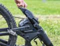 Specialized: Auch beim Levo wird die 700er-Batterie nach unten aus dem Unterrohr  gezogen – bzw. nach oben. Denn erst muss man das Bike drehen. Danach die Inbus-Schraube lösen, und der Akku lässt sich an einem Griff herausziehen. Praktisch! Ähnlich funktioniert es am Rocky Mountain.