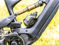 Geometrieverstellung: Bei Rocky Mountain, Specialized, Santa Cruz und YT (Bild) kann man zwischen einer flachen und einer steileren Geo wählen. Die wesentlichen Veränderungen ergeben sich bei Lenkwinkel, Sitzwinkel und Tretlagerhöhe. Focus und Cube erlauben eine isolierte Verstellung des Lenkwinkels über den Steuersatz. Bei Simplon dient der Flipchip dazu, die Geometrie auf ein kleineres 27,5er-Hinterrad anzupassen.