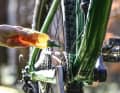 Ein Tropfen Erdöl kann  600 bis 1000 Liter  Wasser verunreinigen.  Wir Biker sollten daher umdenken und umweltfreundliche  Schmierstoffe für die  Fahrradkette verwenden.