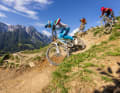 Fake-Foto: "alles gestellt!" Wären wir beim "normalen" Testrun an dieser Stelle des Worldcup-Tracks angelangt, würde der südafrikanische Downhill-Meister Stefan Garlicki (vorne im Bild) im Tal schon wieder in die Gondel steigen.