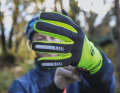 1. Winterhandschuhe sollte  man auf keinen Fall zu klein kaufen. Etwas Luft zwischen Haut und  Stoff isoliert und wärmt zusätzlich. 2. Ein langes Bündchen,  am besten mit Klettverschluss, schließt die Kältebrücke  zwischen Handschuh und Jacke. 3. Reflexstreifen und Neonfarben vermitteln schnell Baustellenoptik. Im Winter sind sie aber  unerlässlich für die eigene  Sicherheit.