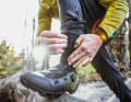 1. Griffiges Profil gehört zum  Winterschuh wie Glühwein auf den  Weihnachtsmarkt. Selbst Rennradfahrer setzen im Winter auf MTB-Modelle. 2. Ein hoher Schaft ist das  effektivste Mittel gegen feuchte Füße. Hose drüber,  und die Luke ist dicht. 3. Drehverschlüsse lassen  sich auch während der Fahrt gut  bedienen. Das erleichtert die  Balance zwischen mehr Durchblutung und festem Sitz.