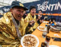 Beim Essen nach der Etappe kann gefachsimpelt und sich über alle MTB-Themen ausgetauscht werden.