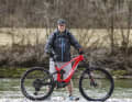 Dirk Oswald - „Ich bin komplett begeistert“, sagt der 52-Jährige erfahrene Biker und Alpencrosser. Nach einer kurzen Eingewöhnungszeit haben die Automatikschaltung und er perfekt miteinander harmoniert. Im ganz krassen Gelände, sagt Dirk, „ist das System überfordert“. Da er aber ohnehin eher flowiges Terrain mag, stört das ihn persönlich überhaupt nicht. Dirks Favorit: „Ganz klar Sram wegen der Einfachheit des Systems.“