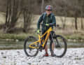 Claus Selig - 1989 hat der heute 63-Jährige mit dem Mountainbiken angefangen und ist vor einem Jahr aufs E-MTB umgestiegen. Er mag gerne Trails und ist von der Funktion von Automatikschaltungen „grundsätzlich total überzeugt“.  Vor allem in steilen Anstiegen sieht Claus aber noch viel Potenzial. „Da muss mit Neigungssensoren gearbeitet werden“, sagt er. Zudem glaubt er, dass Getriebe wie von Pinion systemisch Kettenschaltungen überlegen sind.