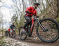 Egal ob Sram, Shimano oder Pinion: Automatisches Schalten ist im Trend. Mit vier Lesern testen wir, wie gut sich Auto-Shift im anspruchsvollen E-MTB-Einsatz schlägt.