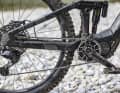 Die komplette Schalt-Automatik von Shimano gibt’s bislang nur in recht wenigen Bikes, zum Beispiel von Centurion, Bulls, Focus und Maxx. Los gehts bei 5899 Euro. Eine XT Di2 verbauen außerdem einige weitere, wie Canyon, Pivot und Orbea. Dann aber wegen der Hyperglide-Kassette nur mit Free-Shift (Schalten im Rollen) nicht Auto-Shift (Automatik beim Treten).