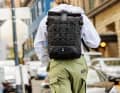So kennt man die Rucksäcke von Chrome Industries: Rolltop-Verschluss und das Cargonetz an der Front.