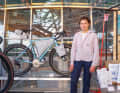 Gaëlle Bojko ist selbst Bike-Abenteurerin. Unter ihrem Label Cours s’il pleut gibt es Bikepacking-Taschen, aber auch das hier präsentierte Leinen-Hemd.