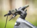 Flop: Zugführung! Viele moderne E-MTBs setzen auf eine Zugführung durch den Steuersatz. Das sorgt für einen cleanen Look, macht ohnehin schon schwierige Wartungsarbeiten aber nochmal deutlich aufwendiger.