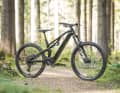 Das Conway Ryvon LT 4.0 bietet satten Federweg und ist mit 20,7 kg trotzdem deutlich leichter als klassische Power-Enduros. Das perfekte Rezept für Fahrspaß bergab?