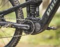 Der Shimano-Motor liefert eine gute Power. Der Akku mit 626 Wh hat ein Carboncover in Rahmenfarbe und klappt benutzerfreundlich nach vorne aus dem Unterrohr.