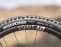 Das Trail 429 Enduro Pro mach seinem Namen alle Ehre. Warum? Neben der dicken Federgabel setzt das Bike auch am Hinterrad auf grobes Profil. Die Konkurrenz hingegen opfert den Grip am Hinterrad zu Gunsten des Rollverhaltens.