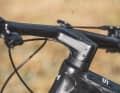 Das hauseigene Carbon-Cockpit flext extrem und wird nur mit der unteren Schraube auf den Schaft geklemmt. Optional kann ein Tool im Gabelschaft nachgerüstet werden.
