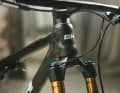 Die vollständig interne Kabelführung durch den Steuersatz konnte man schon an anderen BH-Bikes beobachten.