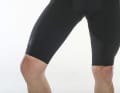 Die Beinabschlüsse fallen im Vergleich zu anderen Modellen lang aus. Das Material soll für leichte Kompression am gesamten Oberschenkel sorgen