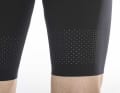 An den Beinabschlüssen der SQlab SQ-Shorts One12 R sorgen Lasercuts für Kühlung
