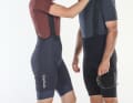 Wer sein Glück im Sattel sucht, braucht vor allem eins: die passende Fahrradhose. Wir haben 22 Bib Shorts für Frauen und Männer getestet