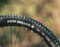 Die 2,3er-Maxxis-Reifen fallen schmal aus, lassen sich dafür aber gut beschleunigen.