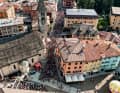 Auf dem Kirchplatz im historischen Dorfkern von Malè stand schon drei Mal der BIKE-Transalp-Zielbogen.
