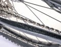 Kein Rahmenschutz:  Die meisten Bikes unserer Testgruppe besitzen keine oder nur unzureichende Schützer auf der Kettenstrebe. Beim ersten Geländeeinsatz kommt es zu unschönen Lackschäden, wie am Giant.
