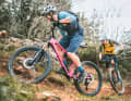 Auf der Wunschliste unserer Leser stehen Exoten und Kassenschlager - wir haben sechs weitere Traum-Bikes getestet. Im Bild: BIKE-Tester Stefan Loibl  auf dem Arc8 vor Thomas Weschta auf dem Evil.