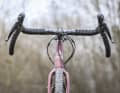 Extreme Ausmaße beim Lenker des Fuji. Während an Gravel-Lenkern die Enden durchschnittlich um 15 Grad ausgestellt sind, sind es beim US-Bike satte 25 Grad.