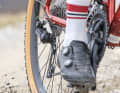 Schnell auf Asphalt und griffig im Gelände. Ein guter Gravel-Reifen muss auf vielen Untergründen performen.