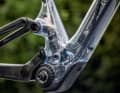 Nicht nur der Motor ist unsichtbar, auch der Dämpfer ist komplett in den Rahmen integriert.