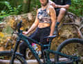 Katharina Brenner fährt ihr Scott Ransom mit 170 Millimetern Federweg am liebsten im Bikepark. Beim Setup verlässt sie sich auf ihren Freund Elias. Als Ex-Rennfahrer und Bikeshop-Mitarbeiter steckt er tief in der Materie.