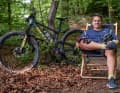 Johannes Schenk ist seit 24 Jahren Biker. Sein zehn Kilo leichtes Scott Spark mit 120-Millimeter-Fahrwerk ist straff eingestellt, denn Johannes’ Liebe gilt langen Anstiegen. Über eine Teleskopstütze denkt er trotzdem nach.