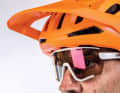 Einige Helme sind so tief heruntergezogen, dass sie mit der Brille kollidieren –  besonders mit aktuellen Shield-Modellen. Unbedingt vor dem Kauf checken.