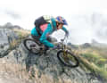DH-Queen und Deuter-Botschafterin Rachel Atherton mit dem neuen Enduro-Rucksack Hiline.
