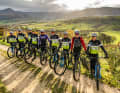 Die Schwäbishce Alb, das BIKE Junior Team und die zwei MTB-Profis Luca Schwarzbauer und Max Brandl auf einem Bild.