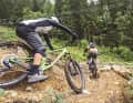 Testarbeit im Bikepark Oberammergau. Rasante Downhills stehen für die beiden Test-Duellanten genauso auf dem Programm wie Sprünge.