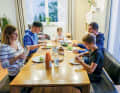 Abendessen mit der Familie: Dennis hat zwei Geschwister. Bruder Max (re.) fährt ebenfalls begeistert Mountainbike. 