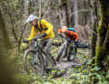Die Testbedingungen hätten für unsere Sorglos-Bikes nicht besser sein können. Auf den vom Regen durchtränkten Isar-Trails kam Testfahrer Tobi (rechts) selbst mit den dicken Reifen des Fatbikes ins Straucheln.