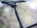 Durch ihre Bauweise hat die Cannondale-Save-Two-Sattelstütze einen angenehmen Flex und trägt einen großen Teil zum Langstreckenkomfort bei.