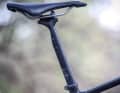 Durch ihre Bauweise hat die Cannondale-Save-Two-Sattelstütze einen angenehmen Flex und trägt einen großen Teil zum Langstreckenkomfort bei.