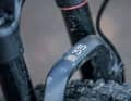 Mit dicken 35-Millimeter-Standrohren bringt die Rockshox 35 Gold RL zwar stattliche 2301 Gramm auf die Waage, ist  aber auch merklich steifer als  die 32-Millimeter-Pendants.